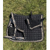 PRE COMMANDE- DISPONIBLE FIN JUIN 2026 ENSEMBLE BONNET/TAPIS/LICOL